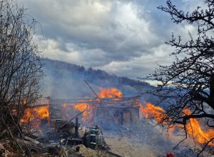 Anexă gospodărească mistuită de flăcări la Poiana Mărului