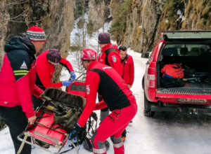 Un bărbat a murit după ce a căzut de pe un zid din zona Prăpăstiile Zărneştilor