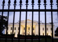 Alertă la Casa Albă: o dubă a intrat în poarta de securitate Casa Alba