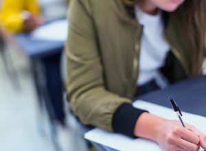 Elevii claselor a VIII-a au început prima probă la Simulare