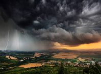Cod galben de vijelii, grindină și ploi torențiale în mare parte din România