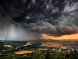 Cod galben de vijelii, grindină și ploi torențiale în mare parte din România