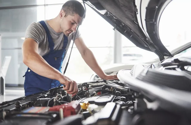 mecanic-auto-scule-profesionale-scaled